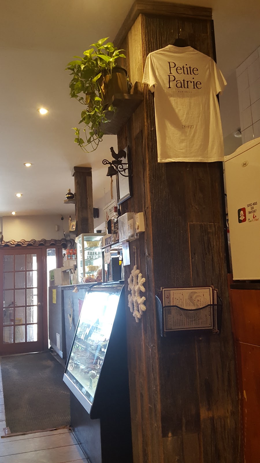Poulet 3 Pattes | 3224 Boulevard Rosemont, Montréal, QC H1Y 1M7, Canada | Phone: (438) 387-6477