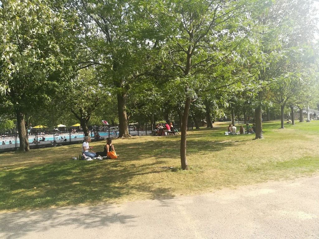 Parc Sir-Wilfrid-Laurier swimming pool | 5200 Rue de Brébeuf, Montréal, QC H2J 3L8, Canada | Phone: (514) 872-4050