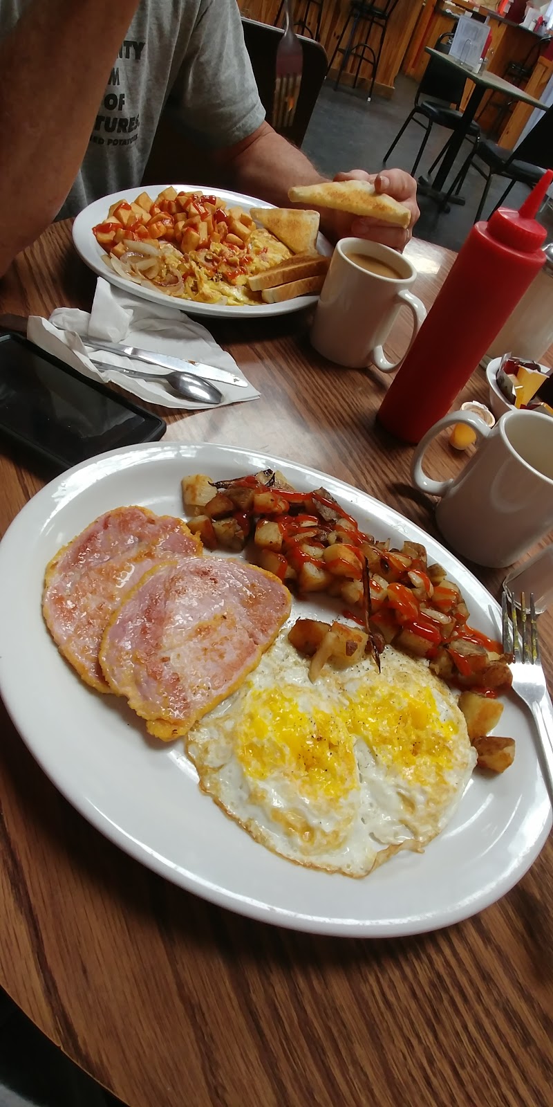 Devine’s Restaurant & Catering | 116 Talbot St E, Jarvis, ON N0A 1J0, Canada | Phone: (519) 587-3506
