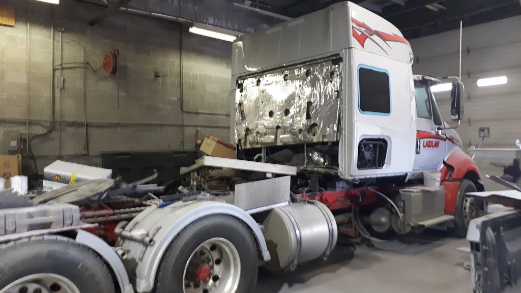 Justus Auto Body | 121 Duff St, Kingston, ON K7K 2L6, Canada | Phone: (613) 548-9449