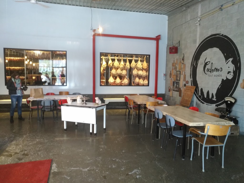 Les Cochons tout ronds | 192 QC-222, Racine, QC J0E 1Y0, Canada | Phone: (450) 532-2827