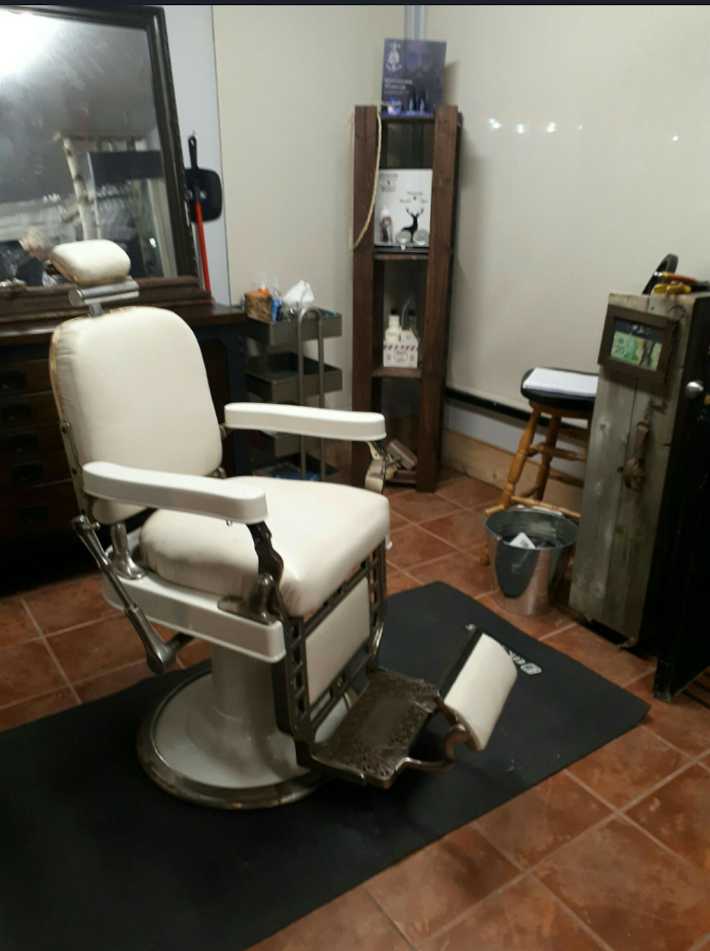 Barbier Le Saloon | 734 Rue Notre-Dame, Saint-Sulpice, QC J5W 3W7, Canada | Phone: (514) 531-7721
