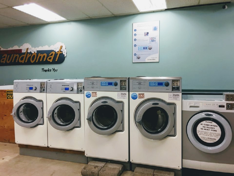 Smiths Falls Laundromat | 39 Chambers St, Smiths Falls, ON K7A 2Y3, Canada | Phone: (613) 283-0707
