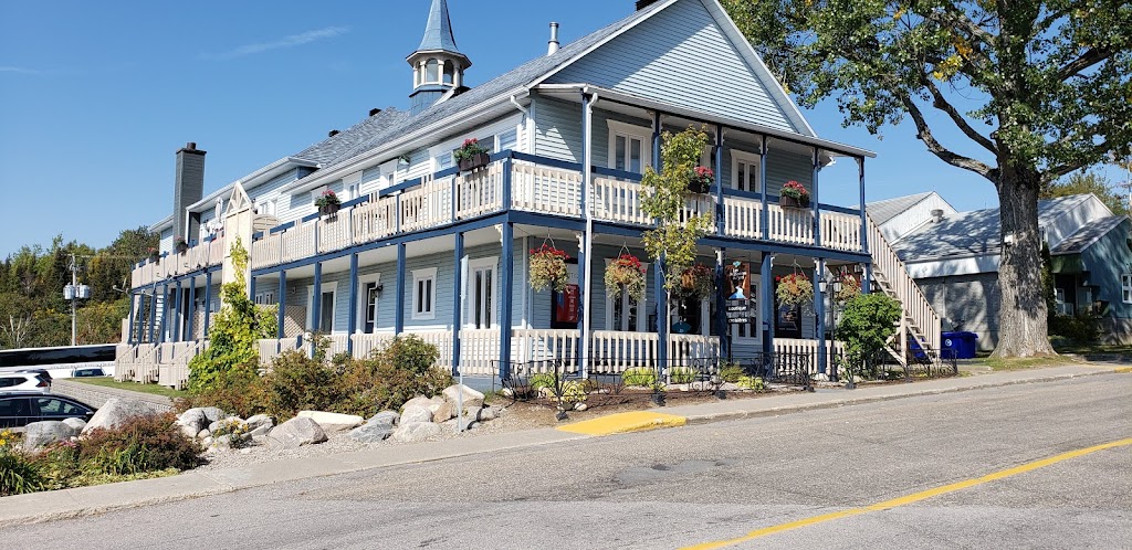 Stationnement de lÉglise Sainte-Croix | 180 Rue de lÉglise, Tadoussac, QC G0T 2A0, Canada | Phone: (418) 235-4446