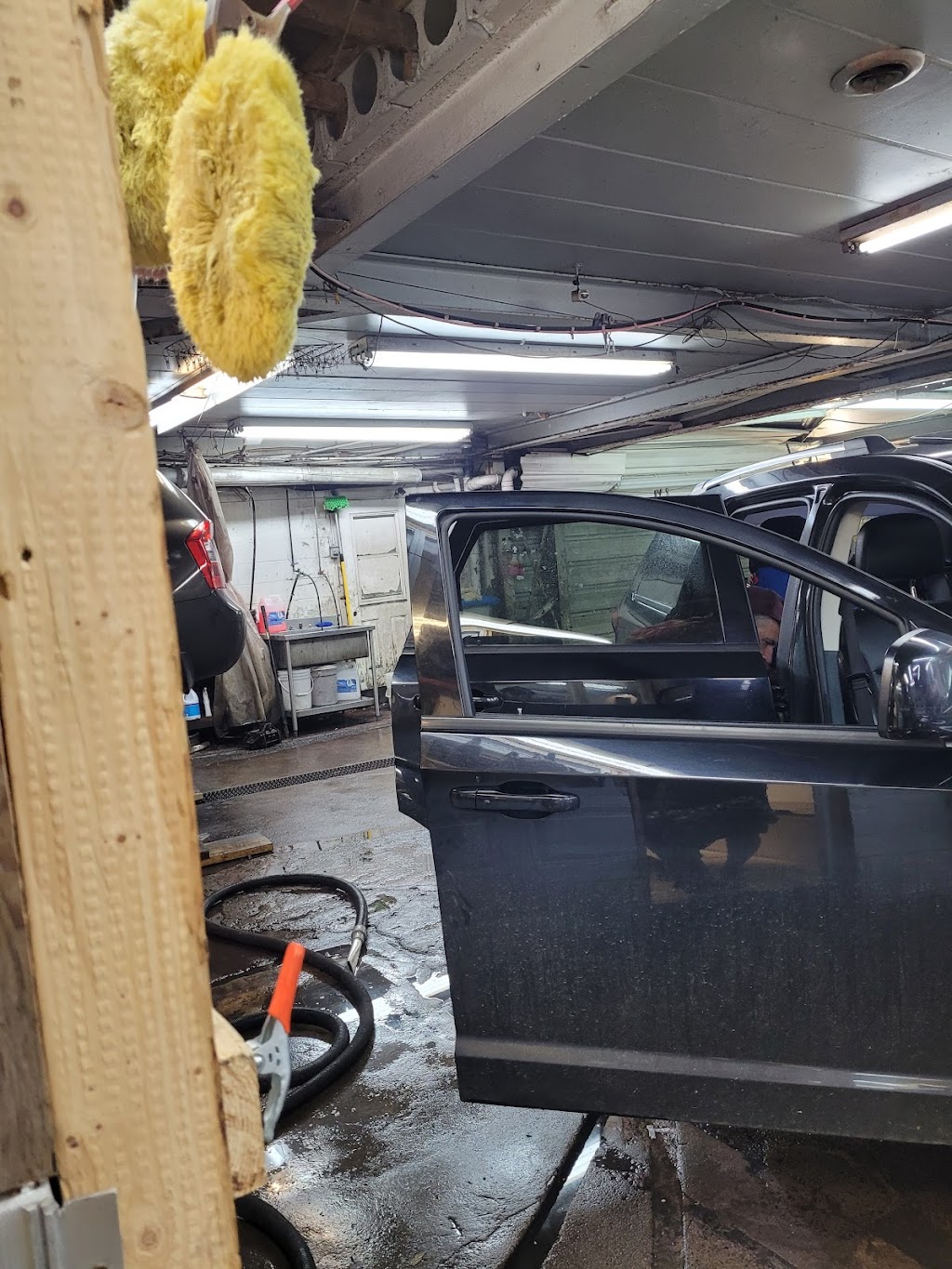 Lave Auto St-Remih | 5725 Bd Industriel, Montréal-Nord, QC H1G 6N3, Canada | Phone: (514) 321-2568
