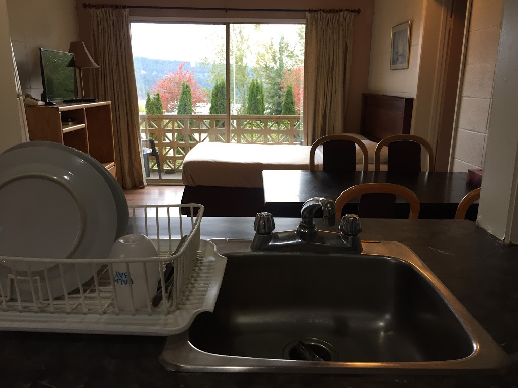 Holiday House Seaview Motel | 540 Esplanade Ave, Ladysmith, BC V9G 1A6, Canada | Phone: (250) 618-5830