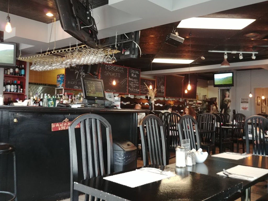 Le Célébrité | 3495 Boulevard Taschereau, Saint-Hubert, QC J4T 2G2, Canada | Phone: (450) 678-5050