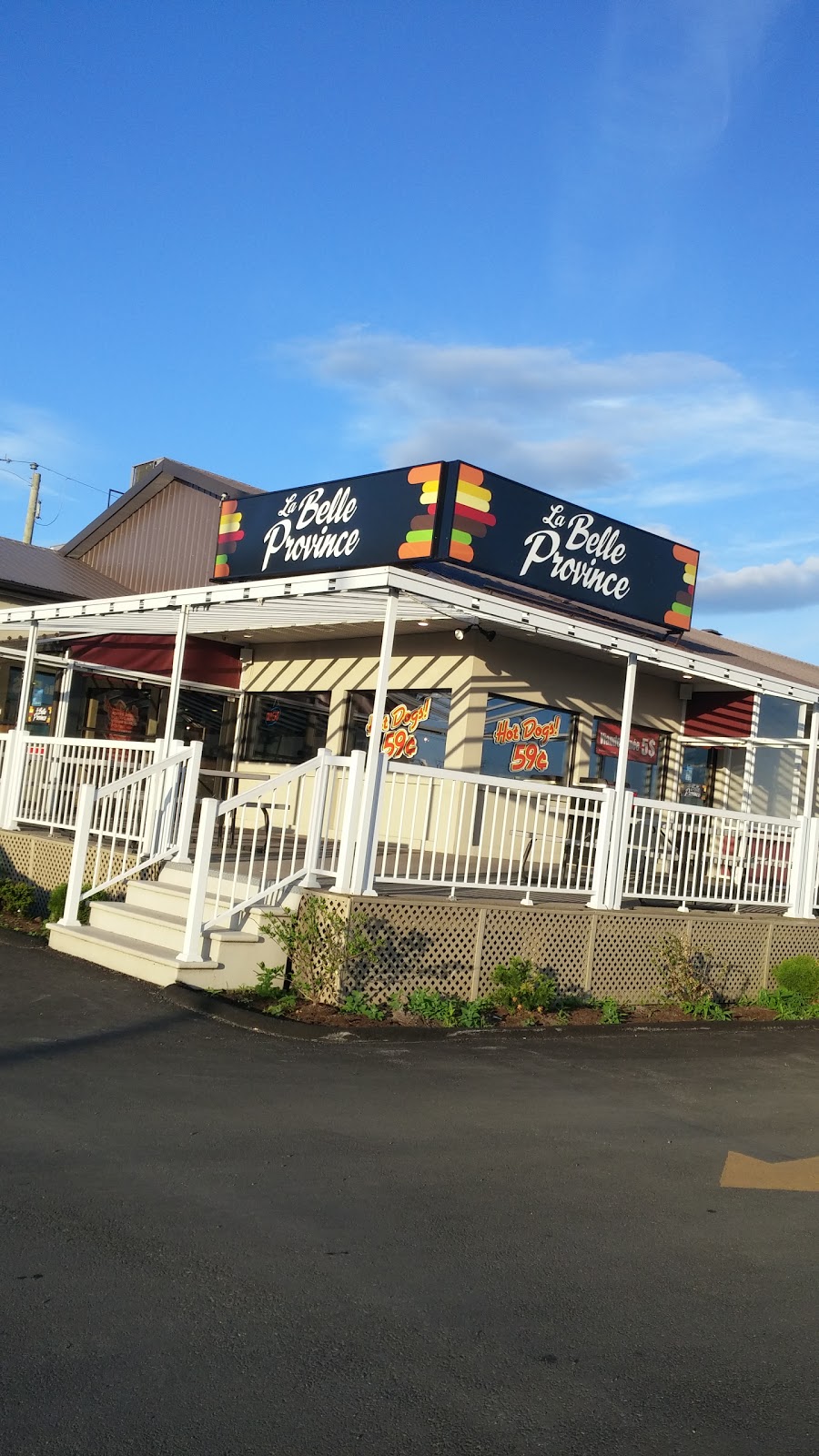 Restaurant La Belle Province | 1721 QC-132, Varennes, QC J3X 1P7, Canada | Phone: (450) 929-2111