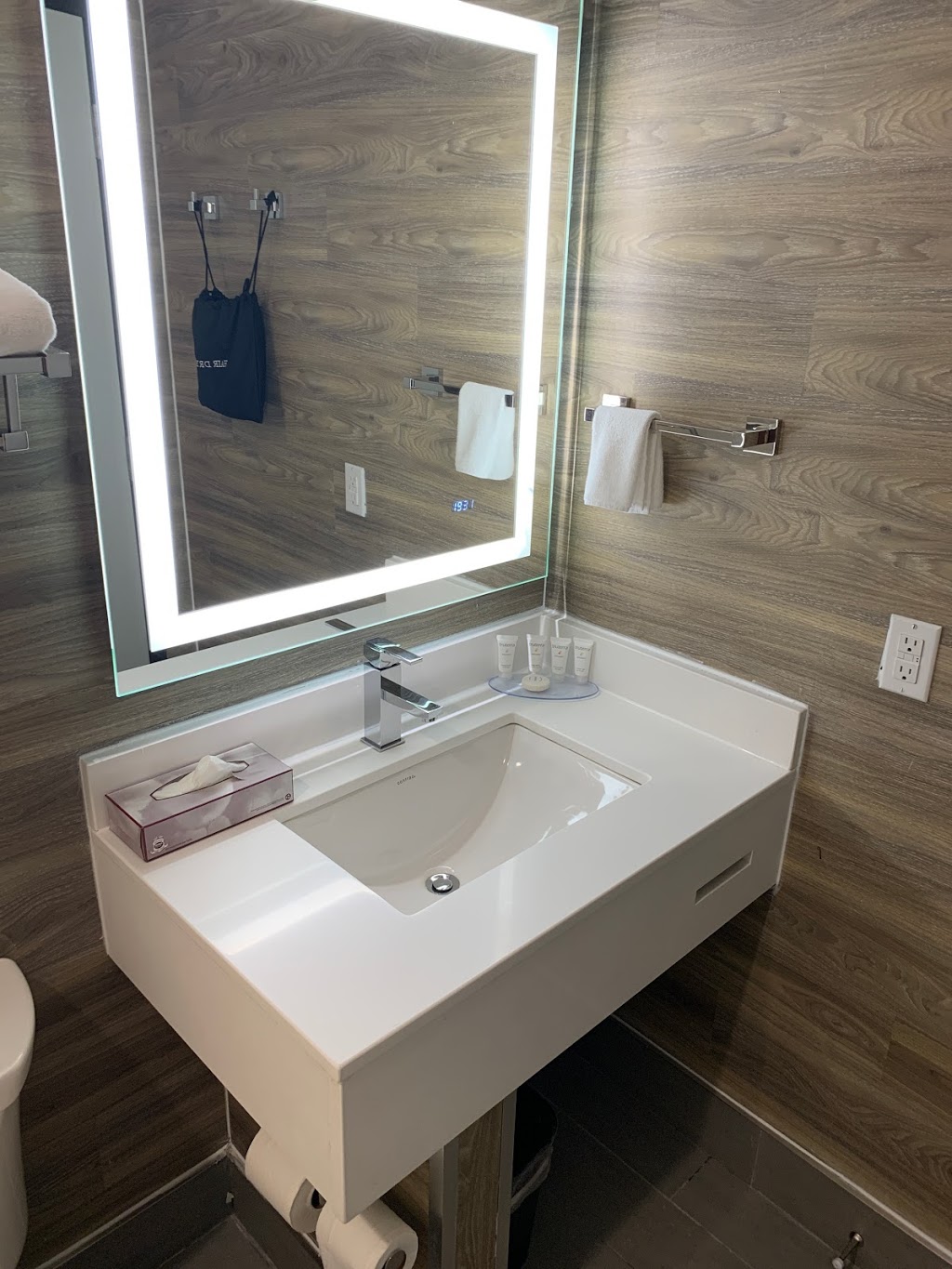 Est Hotel | 1790 Albion Rd, Etobicoke, ON M9V 4J8, Canada | Phone: (416) 747-7676