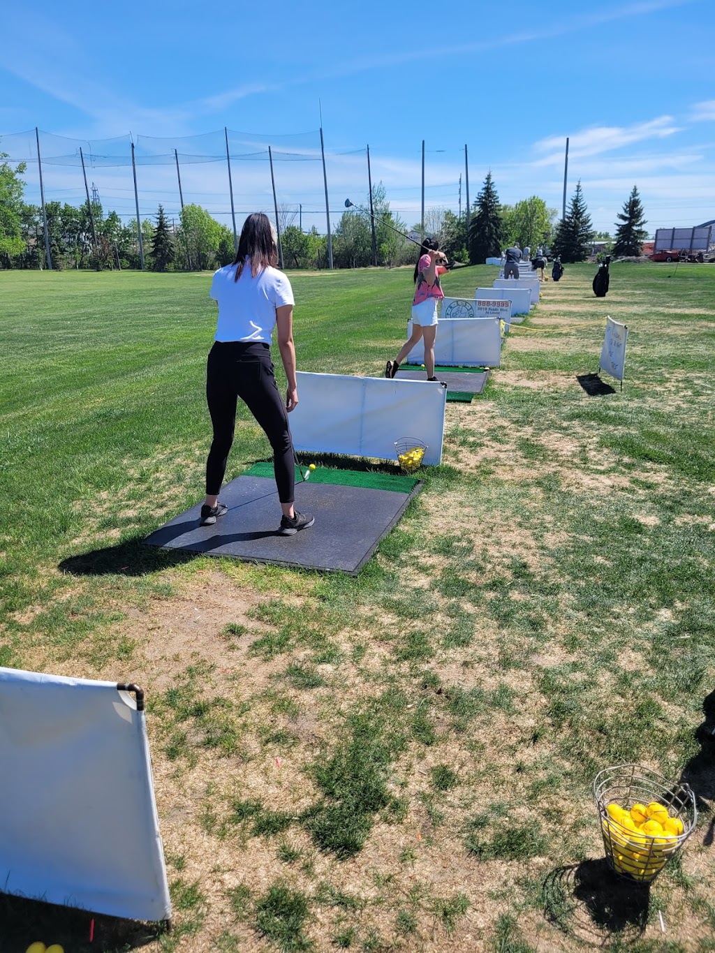 Hackers & Smackers Golf Driving Range | 921 Elmhurst Rd, Winnipeg, MB R3R 3X8, Canada | Phone: (204) 897-4747