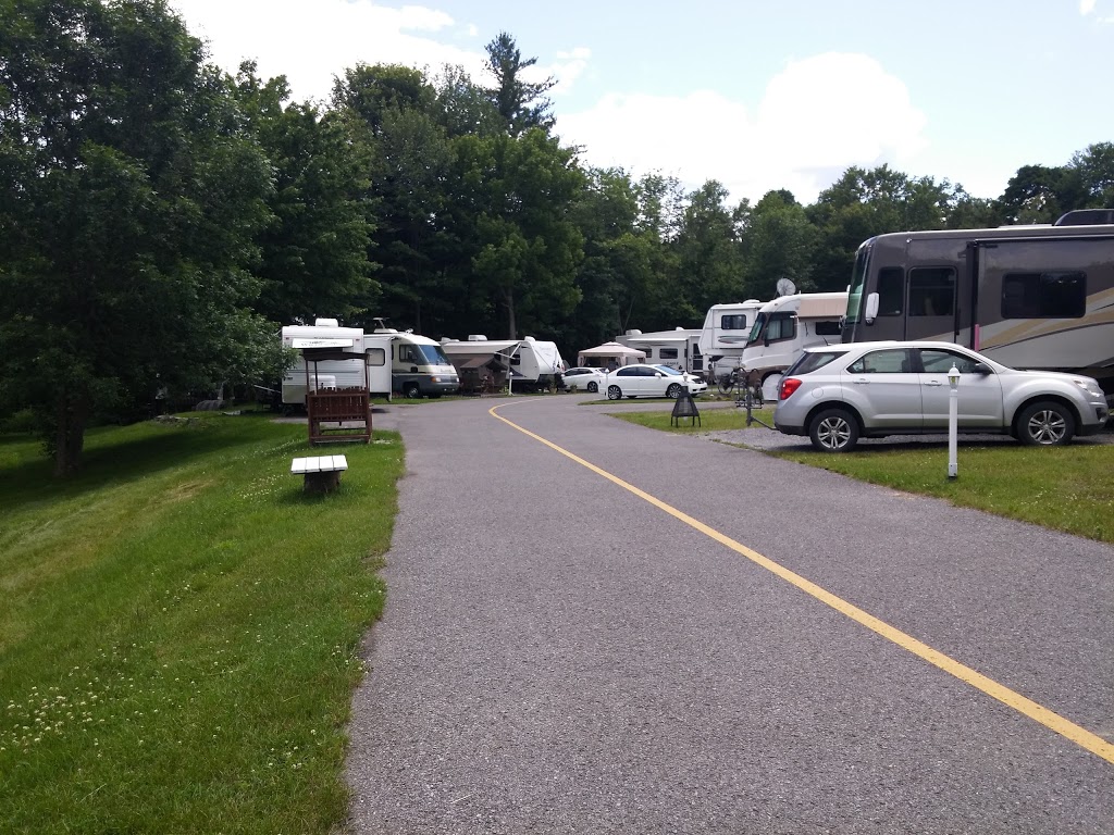 Camping De La Rive | campground | 45 Rue Sansregret, Saint-Charles-Borromée, QC J6E 7Y8, Canada | 4507556555 OR +1 450-755-6555