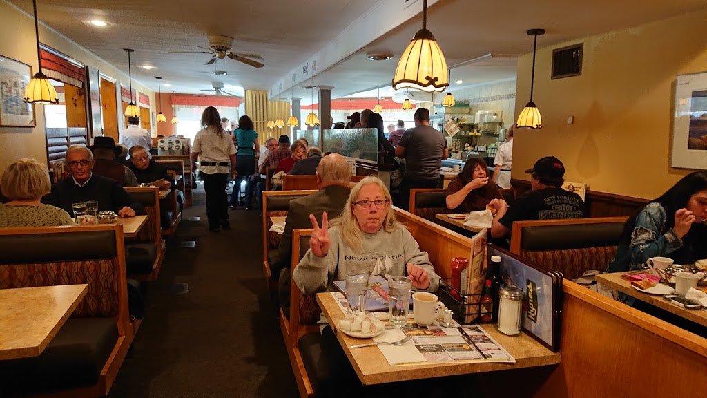 Hynes Restaurant | 495 Mountain Rd, Moncton, NB E1C 2N4, Canada | Phone: (506) 382-3432