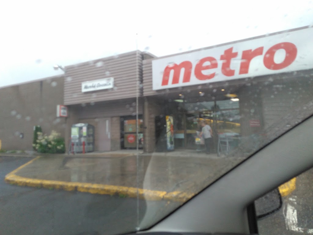 Metro Black-Lake | 3774 Boul. Frontenac Ouest, Casier, # 2, Thetford Mines, QC G6H 2J8, Canada | Phone: (418) 423-7888