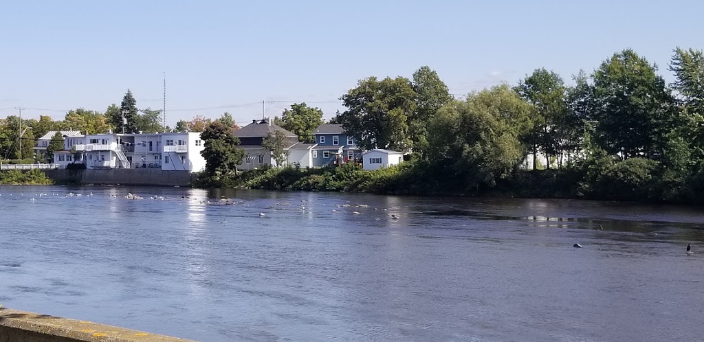 Restaurant à la Rive | 153 Rue Saint Louis, Montmagny, QC G5V 1N4, Canada | Phone: (418) 248-3494