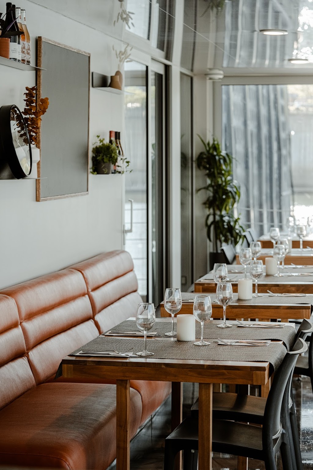 Restaurant La Traversée | Entrée McGill et, R. de la Commune O, Montréal, QC H2Y 2E2, Canada | Phone: (514) 284-0333