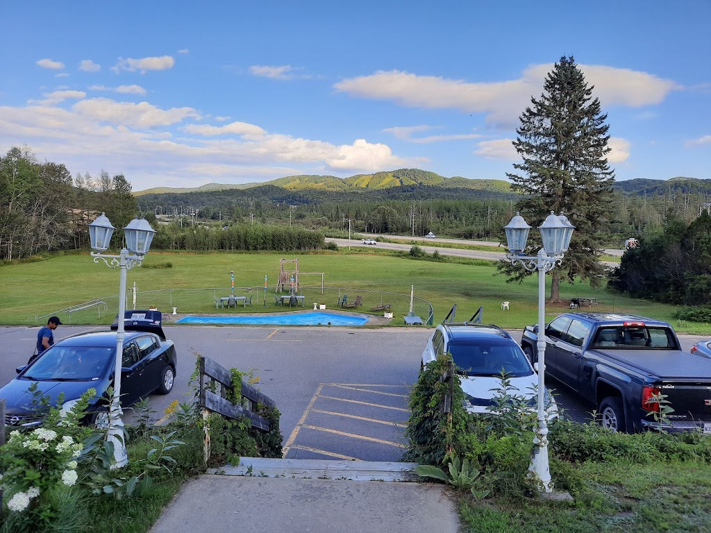 Motel Tremblant | 6 QC-117, Mont-Tremblant, QC J8E 2X1, Canada | Phone: (819) 688-2102