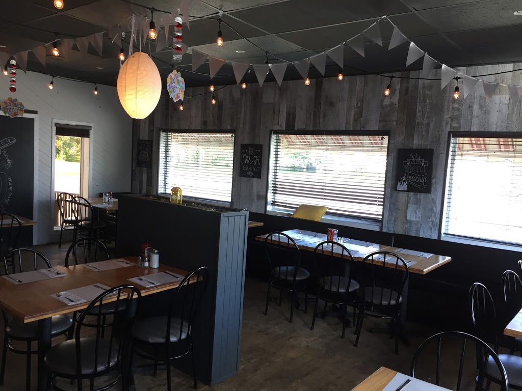 Resto-bar Brinadon | 570 Rue Saint Alphonse, Lac-aux-Sables, QC G0X 1M0, Canada | Phone: (418) 336-2627