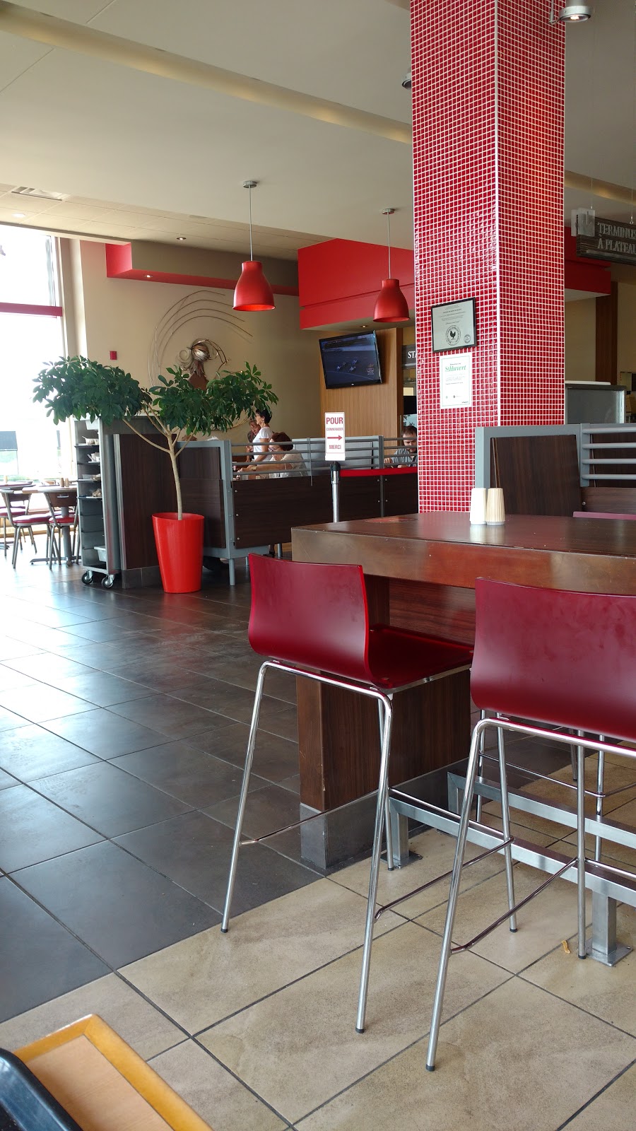 St-Hubert Express | 655 Route Cameron, Sainte-Marie, QC G6E 3V7, Canada | Phone: (418) 386-2444