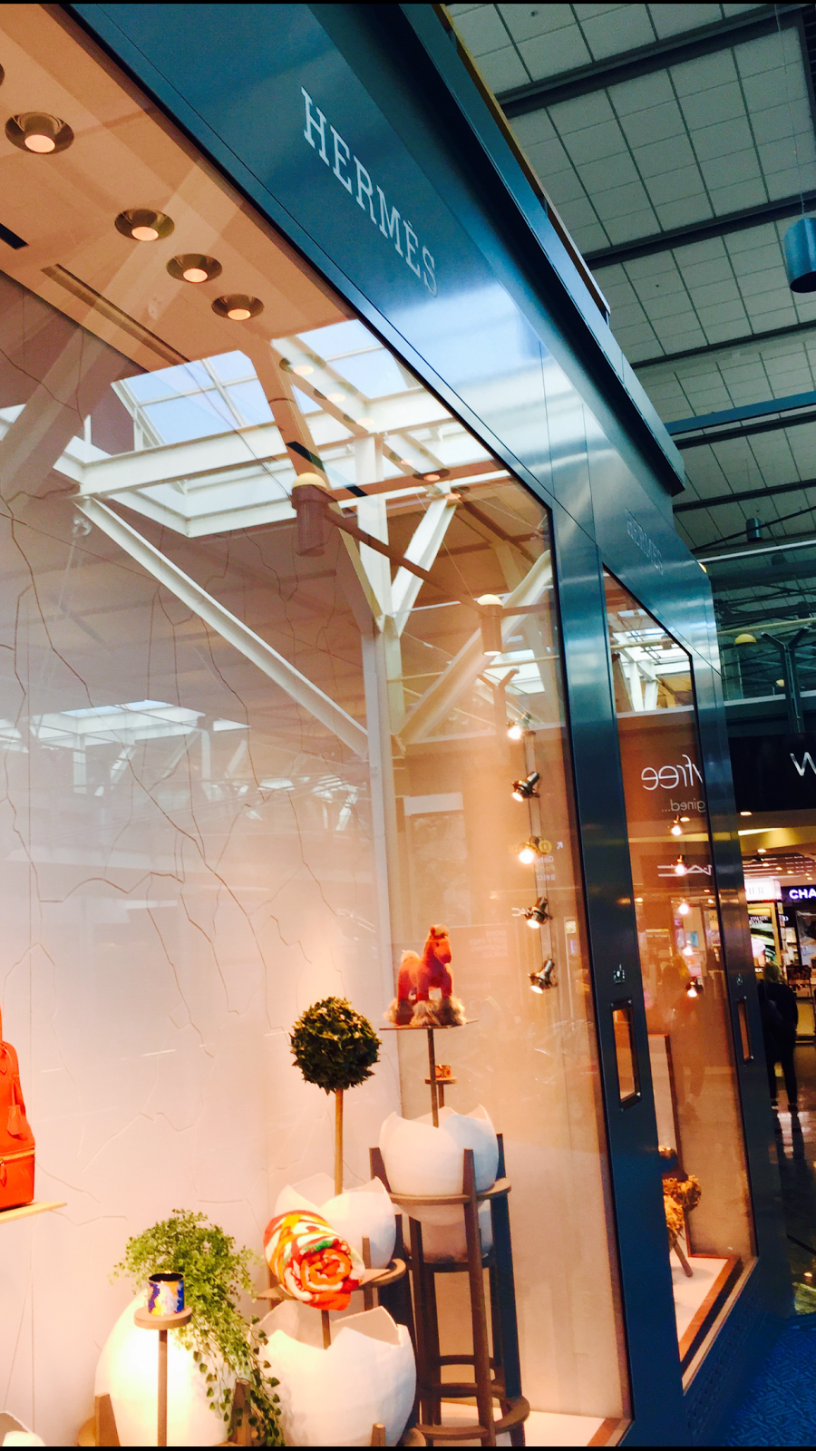 Hermès | Vancouver International Airport (YVR) Domestic and International Terminals, 3211 Grant McConachie Way, Richmond, BC V7C 4N3, Canada | Phone: (604) 273-1708