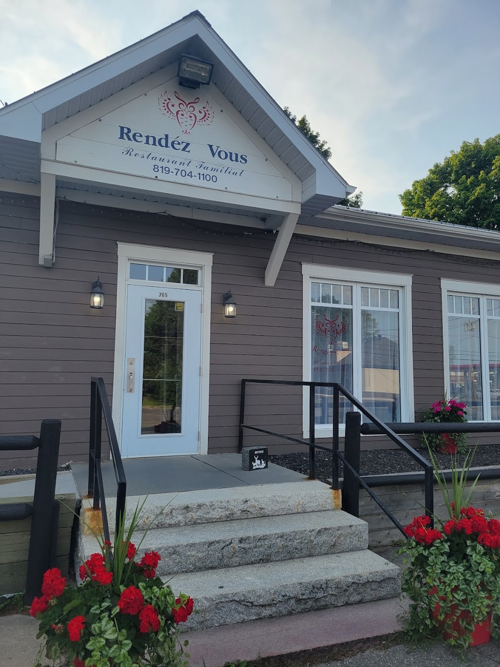 Rendezvous Family Restaurant | 765 Rue Dufferin, Stanstead, QC J0B 3E0, Canada | Phone: (819) 704-1100