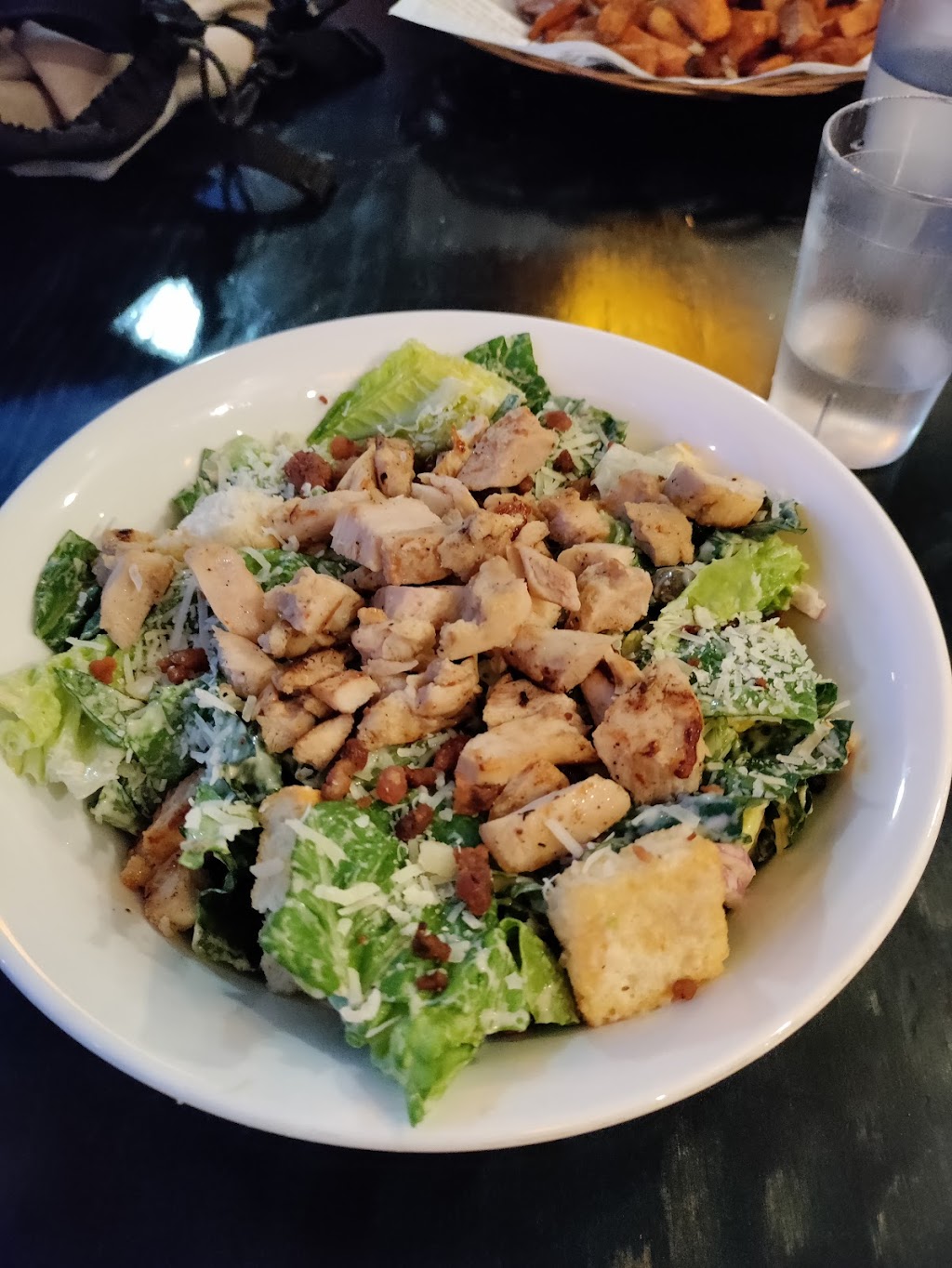 Bistro de la Baie | 100 Rue du Bord de lEau, Tadoussac, QC G0T 2A0, Canada | Phone: (418) 235-4444