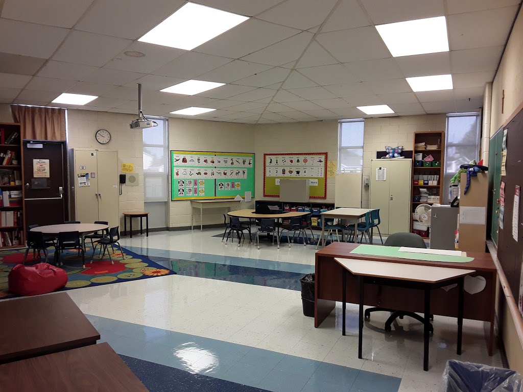 École élémentaire catholique Reine-des-Bois | 1450 Duford Dr, Orléans, ON K1E 1E6, Canada | Phone: (613) 744-8647
