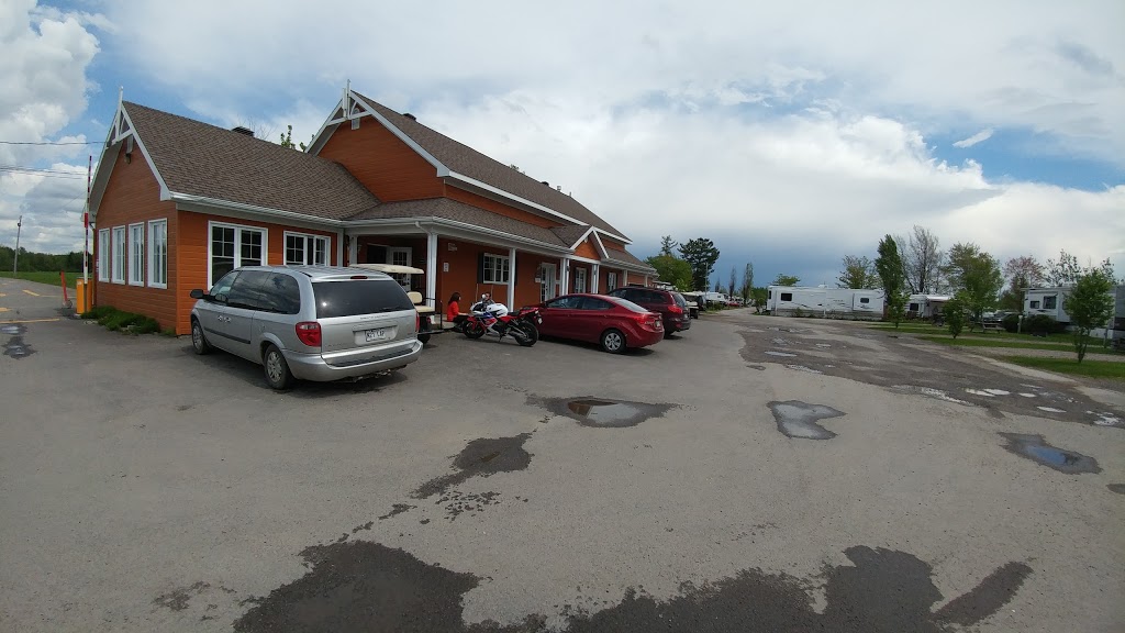 Camping in Quebec City | 2050 Route de lAéroport, Québec, QC G2G 0A3, Canada | Phone: (418) 871-1574