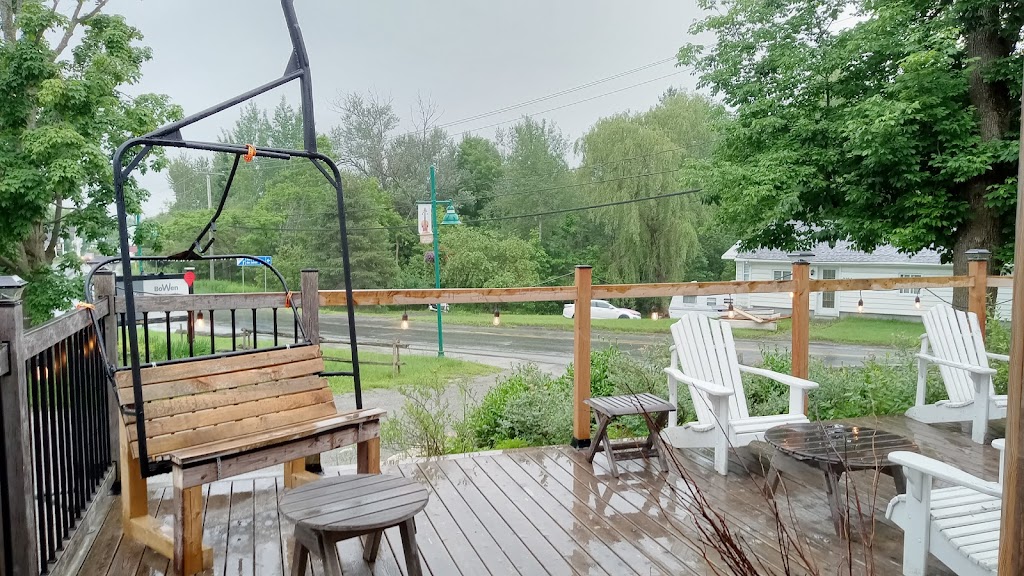 Bowen Café Boutique Buvette | 2387 Chem. du Parc, Orford, QC J1X 7A2, Canada | Phone: (514) 771-6175