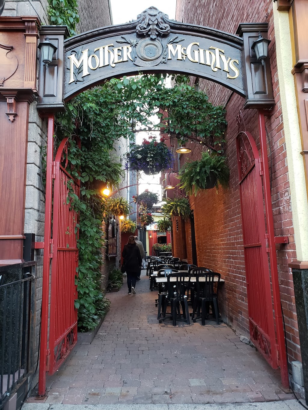 Mother McGuintys | 115 Parent Ave, Ottawa, ON K1N 7B5, Canada | Phone: (613) 562-0674