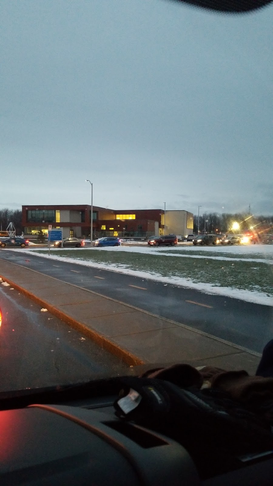 École Brindamour | Vaudreuil-Dorion, QC J7V, Canada | Phone: (514) 477-7060