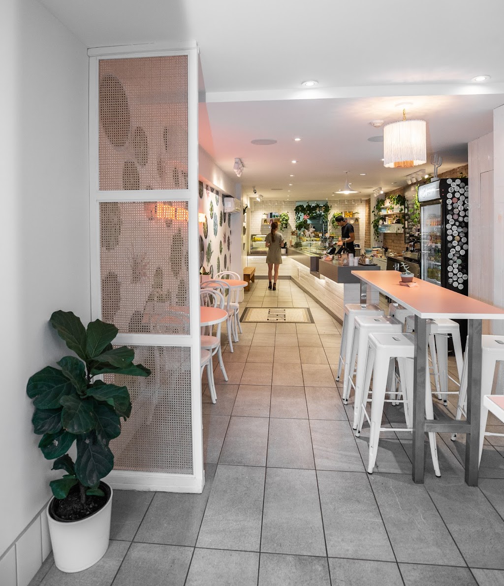 Julians | 111 Avenue du Mont-Royal O, Montréal, QC H2T 2S9, Canada | Phone: (514) 379-4622