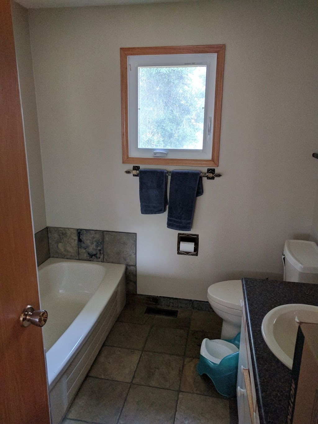 BathCrew Renovations Inc. | 14827 Yellowhead Trail #101, Edmonton, AB T5L 3C5, Canada | Phone: (780) 761-2284