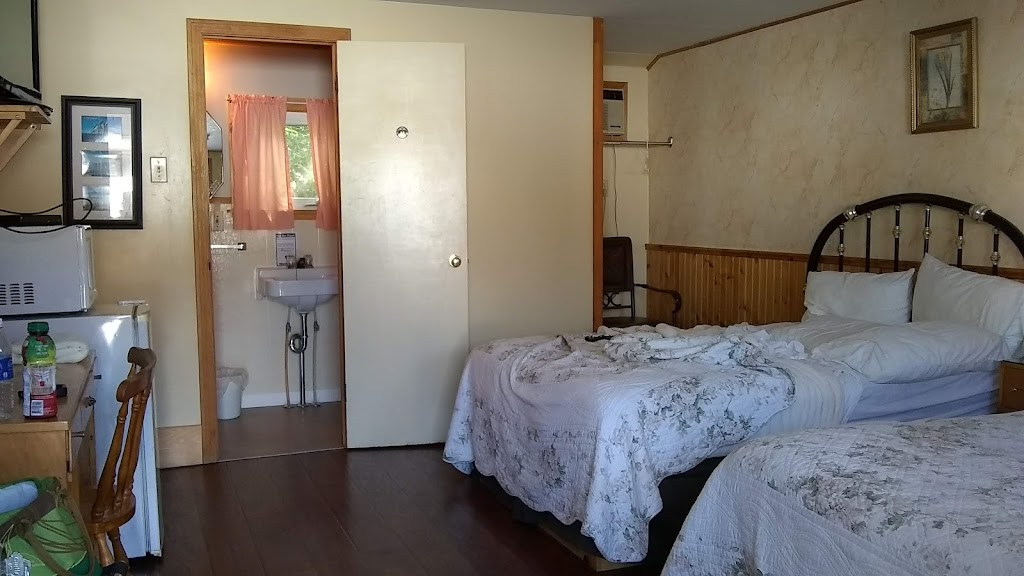 MacKenzies Motel Cottages & Luxury Suites | 260 Water St, Shelburne, NS B0T 1W0, Canada | Phone: (866) 875-0740