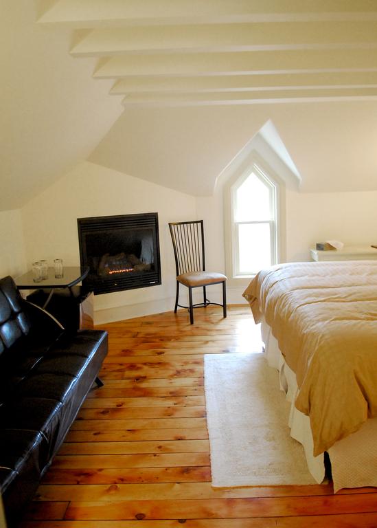 St Andrew Suites | 180 St Andrew St E, Fergus, ON N1M 1P8, Canada | Phone: (888) 958-2839