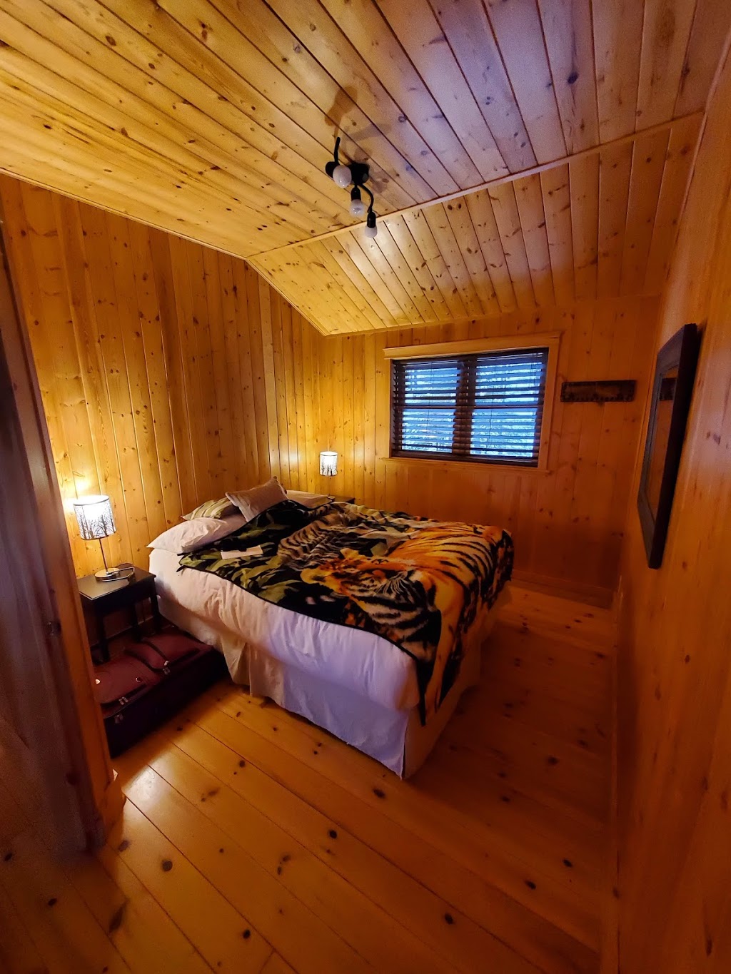 Blue Moose - Chalet Spa Nature | 17 Chemin du Grand-Pic, Mille-Isles, QC J0R 1A0, Canada | Phone: (877) 309-7347