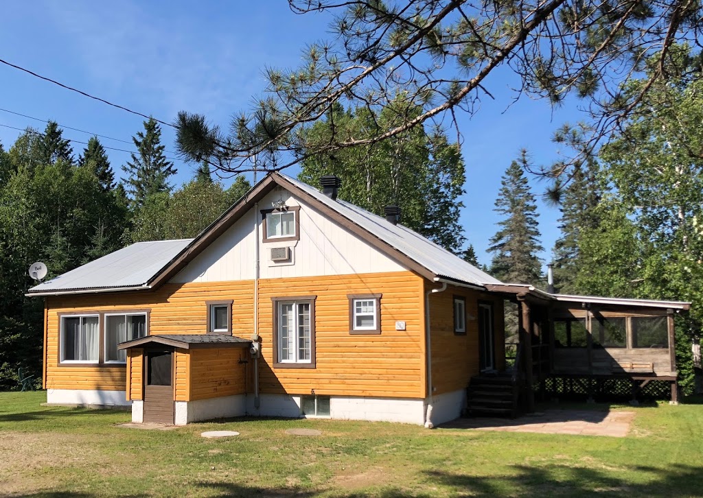 Chalet Castor, bord de l’eau et au pied des pentes | 201 Avenue De-la-Merci, Saint-Côme, QC J0K 2B0, Canada | Phone: (514) 928-1233