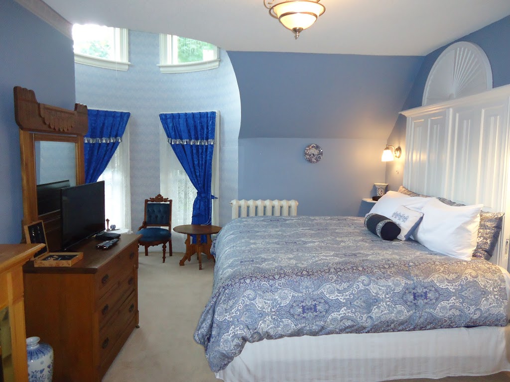 Absolute Elegance Bed & Breakfast | 6023 Culp St, Niagara Falls, ON L2G 2B6, Canada | Phone: (289) 296-9473