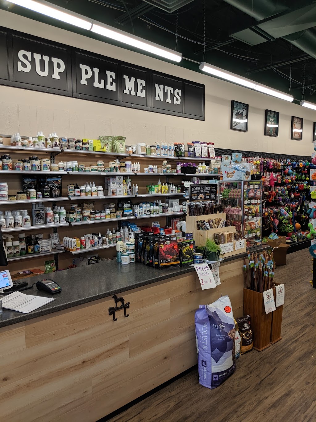Global Pet Foods | 35 Bd de la Cité-des-Jeunes, Vaudreuil-sur-le-Lac, QC J7V 9T9, Canada | Phone: (450) 424-4545