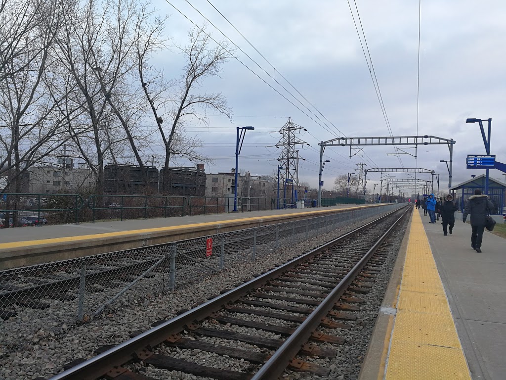 Stationnement incitatif EXO - Gare Bois-Franc | 5465 Boul Henri-Bourassa O, Saint-Laurent, QC H4R 1B7, Canada | Phone: (438) 832-9919