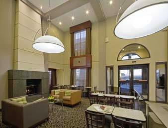 Travelodge by Wyndham Oshawa Whitby | 940 Champlain Ave, Oshawa, ON L1J 7A6, Canada | Phone: (905) 436-9500