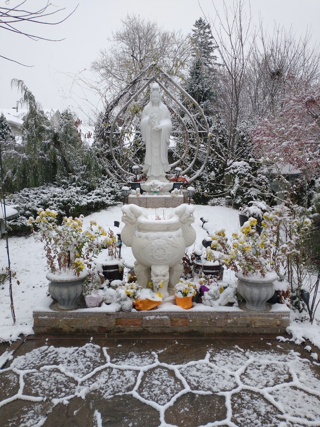 Chùa Huong Dam Temple | 208 Brucedale Ave E, Hamilton, ON L9A 3M8, Canada | Phone: (905) 387-5905