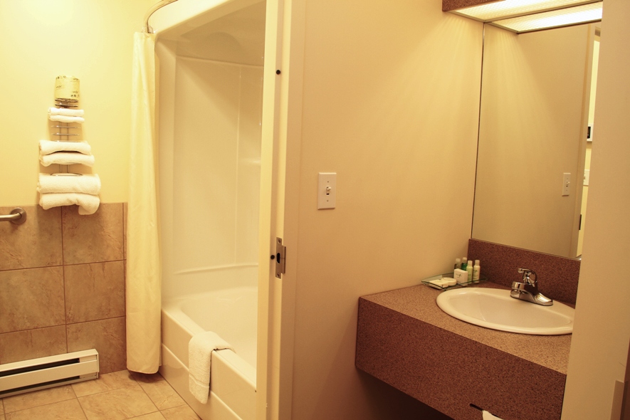Auberge Du Draveur | 85, rue Principale Nord, Rte 105, Maniwaki, QC J9E 2B5, Canada | Phone: (819) 449-7022