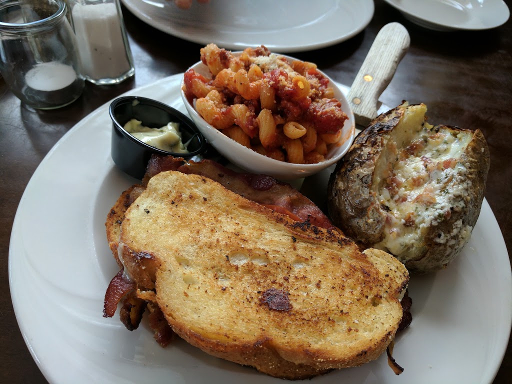 The Farmhouse Restaurant | 268 Bradford St, Barrie, ON L4N 3B7, Canada | Phone: (705) 737-0522