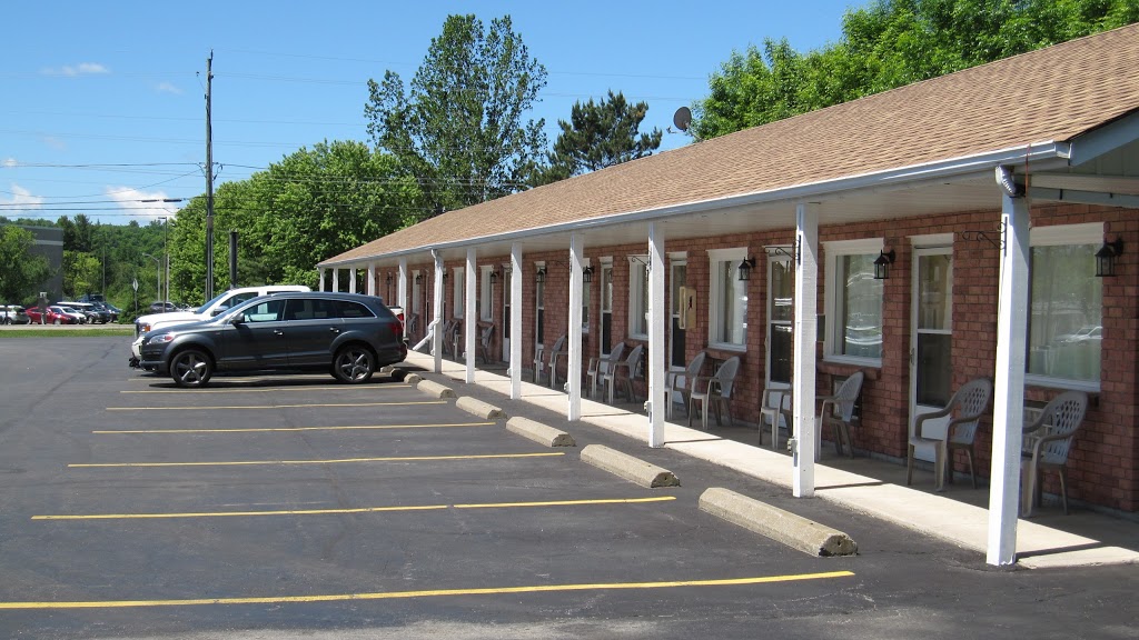 Wellington Inn | 265 Wellington St, Bracebridge, ON P1L 1C1, Canada | Phone: (705) 645-2238