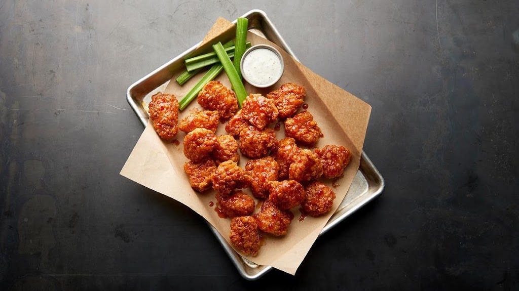 Buffalo Wild Wings | 425 Southdale Rd W #3, London, ON N6P 1M7, Canada | Phone: (519) 680-2828