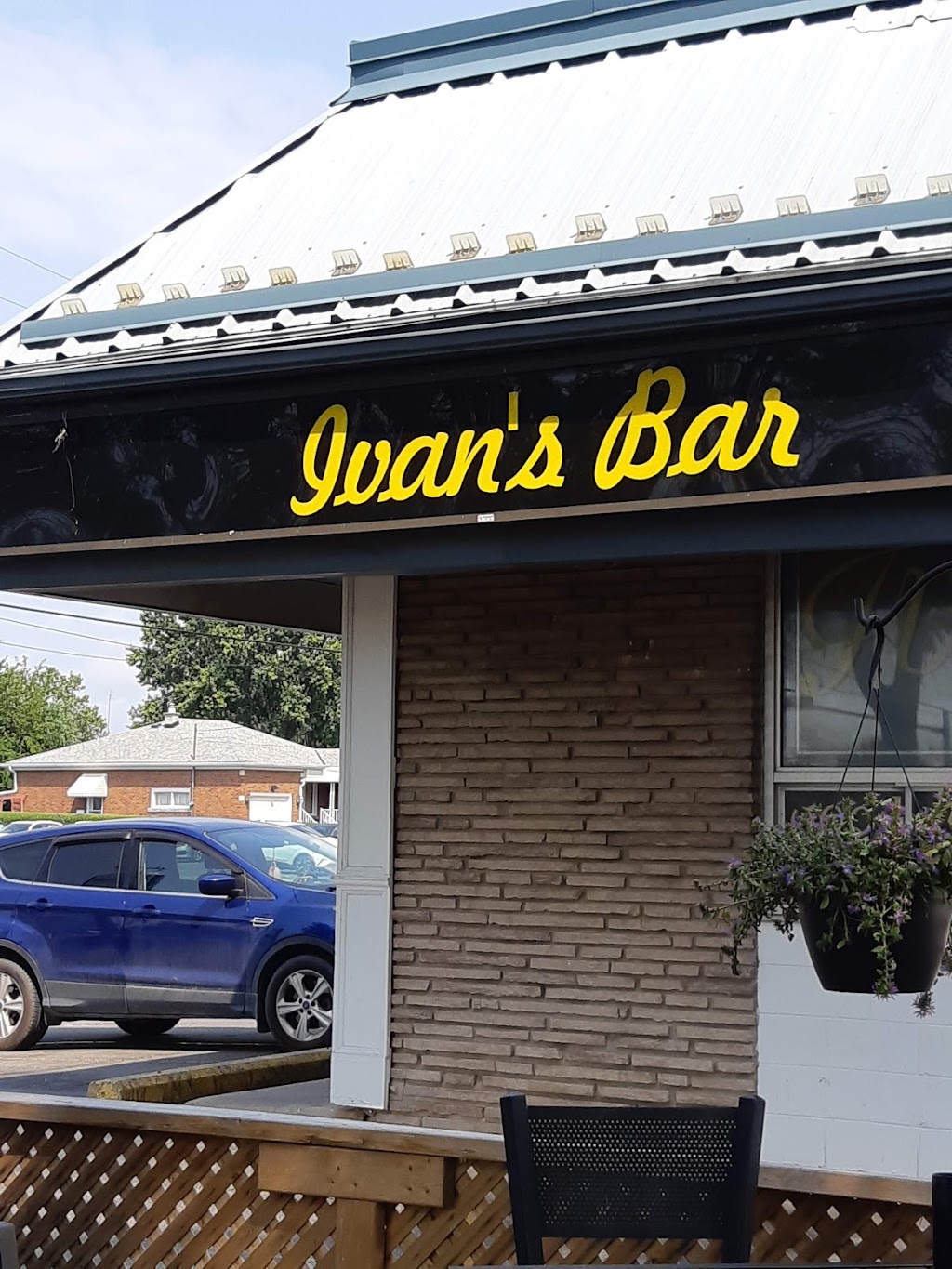 Ivans Bar | restaurant | 7188 Dorchester Rd, Niagara Falls, ON L2G 5V6, Canada | 9053574826 OR +1 905-357-4826