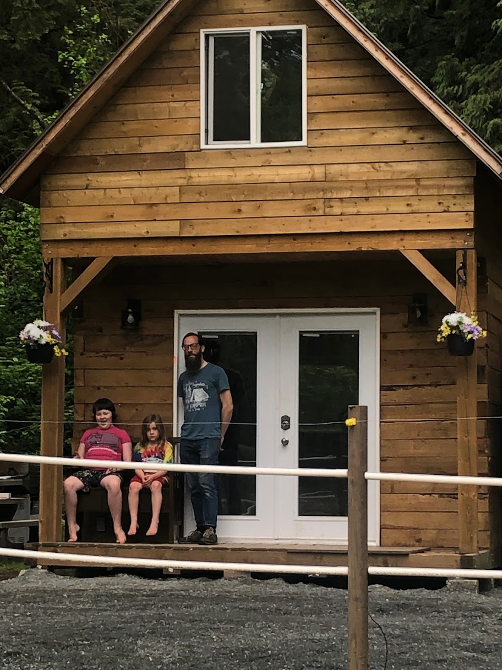 Cultus Lake Lakewood Vacation Cabin | 4485 Columbia Valley Hwy, Cultus Lake, BC V2R 5B6, Canada | Phone: (604) 791-3361