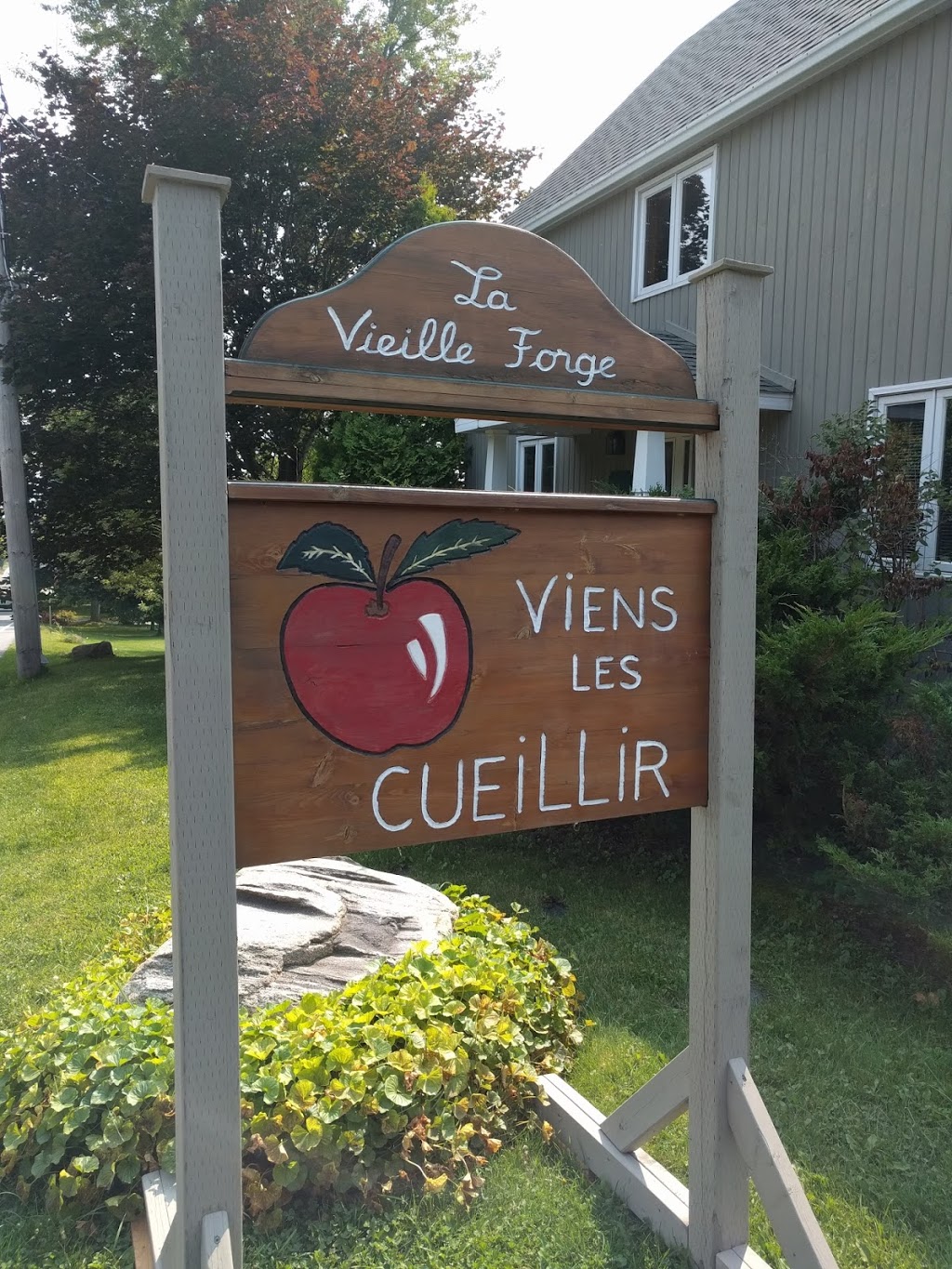 Verger La Vielle Forge | 1112 Chemin de la Montagne, Mont-Saint-Hilaire, QC J3G 4S6, Canada | Phone: (450) 464-0325