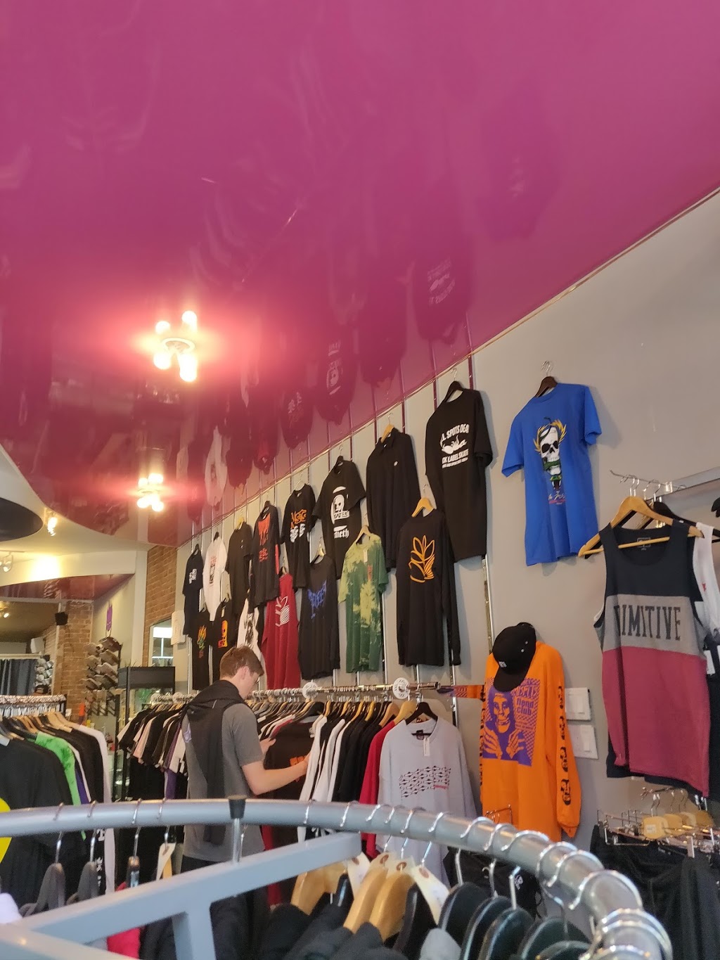 Skull Central | 4302 Boul St-Laurent, Montréal, QC H2W 1Z3, Canada | Phone: (514) 543-6969