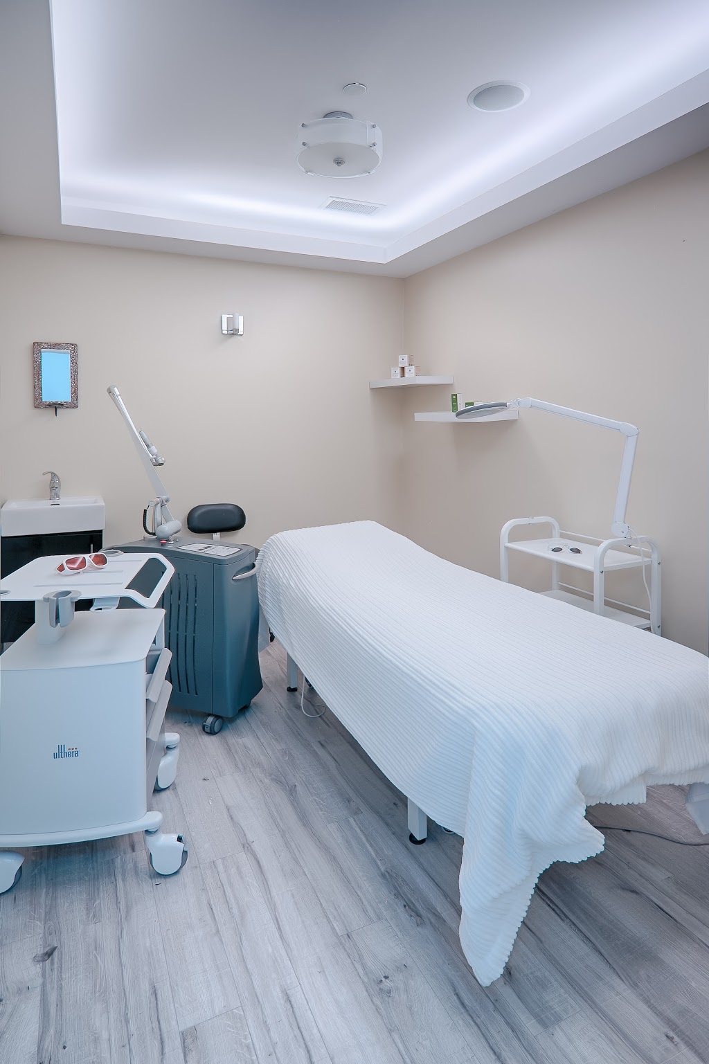 Signature Cosmetic Clinic Vaughan | 9306 Bathurst St Bld 1 Unit 3, Maple, ON L6A 4N9, Canada | Phone: (289) 323-3870